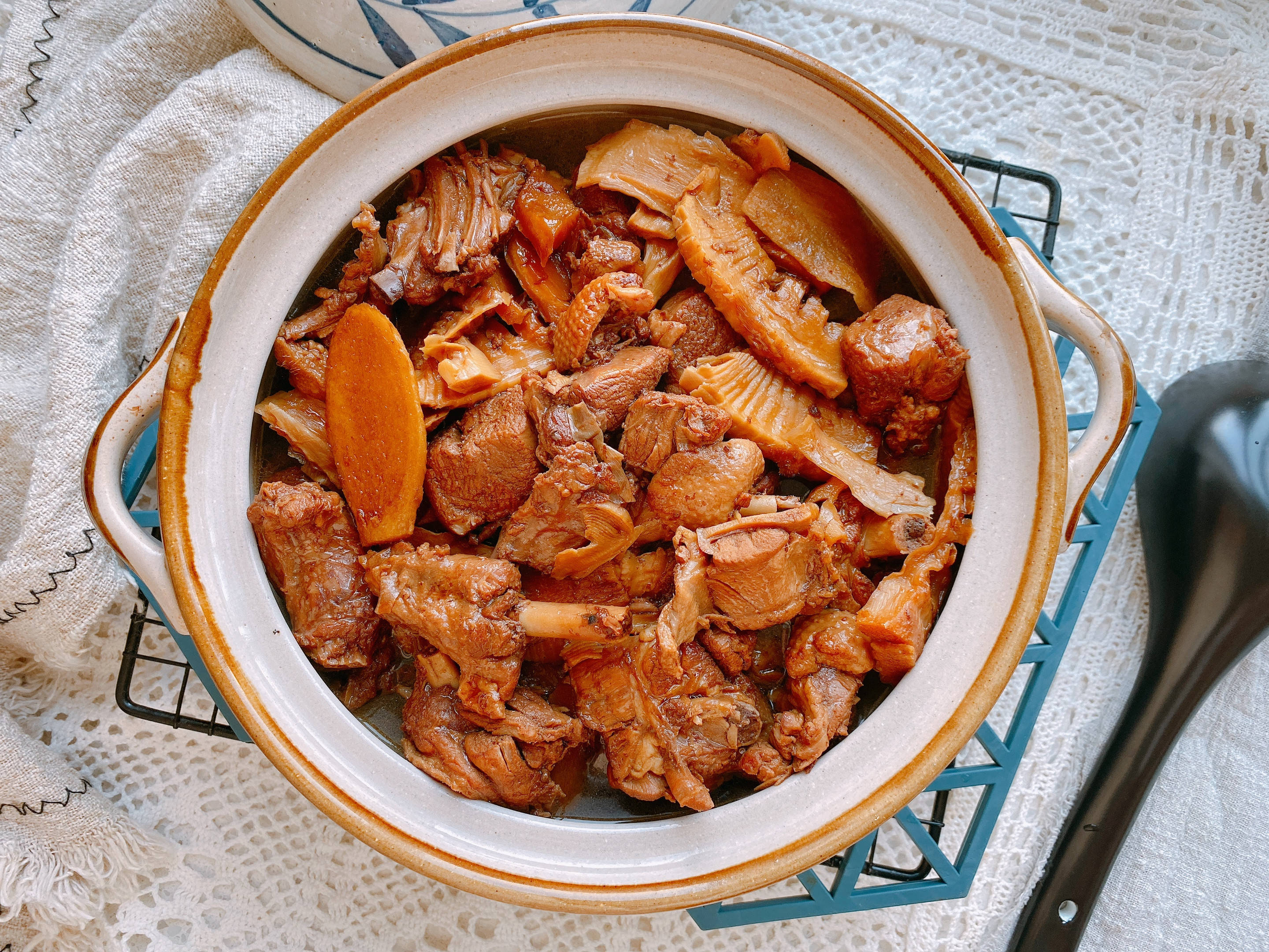 鸭肉最好吃的做法,咸香入味,肉质酥软没有腥味,适合冬天炖一锅