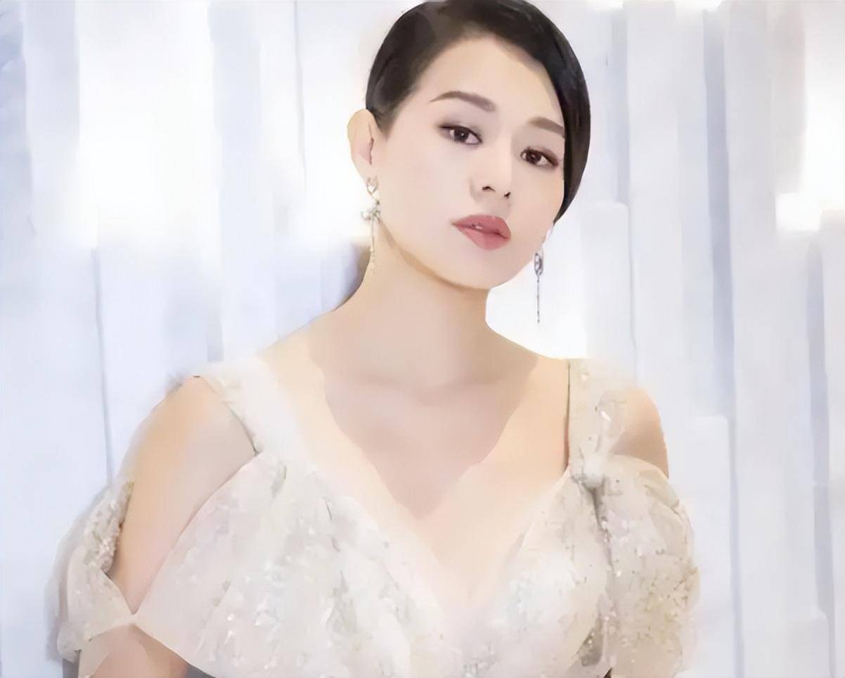 那时候很多人都嘲笑她不美丽,但是这也没有影响到胡杏儿,当时,她选美