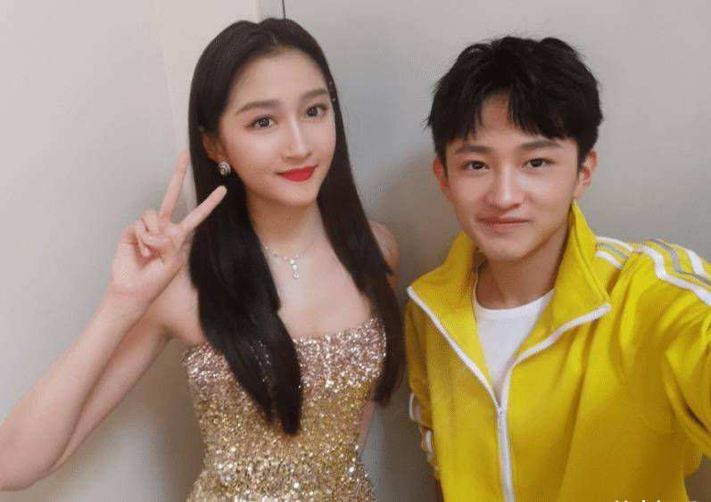 "严良"晒与关晓彤合照,两人撞脸像亲姐弟,我却关注他手的动作_史彭元