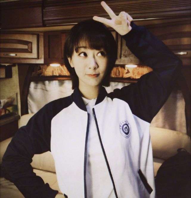 杨紫晒校服自拍,短发齐刘海比耶像高中生_模样_谭松韵_三亚市