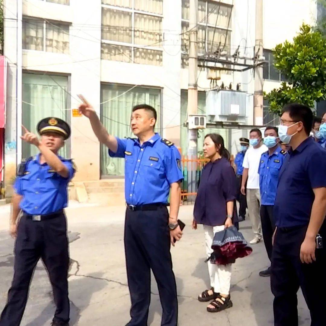 【文明城市创建】郯城街道联合县综合行政执法局对宇大步行街开展清理整治广告牌进行经营 5174