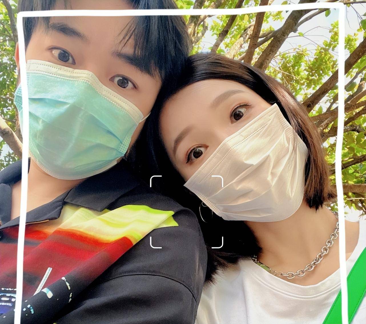 漂亮的高跟鞋,也正是因为这种打扮,帮她穿裙子的黄楚霖被调侃为"花童"