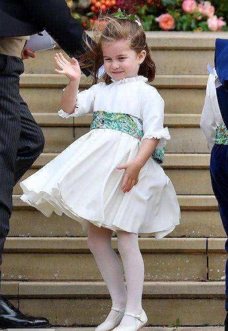 甜美的碎花裙能够将本身就清纯甜美的夏洛特公主呈现出高级感,即便是