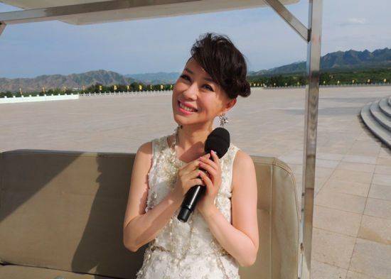 她是民歌天后,曾9次登春晚,嫁大37岁丈夫被抛弃,如今仍是单身_祖海_邹
