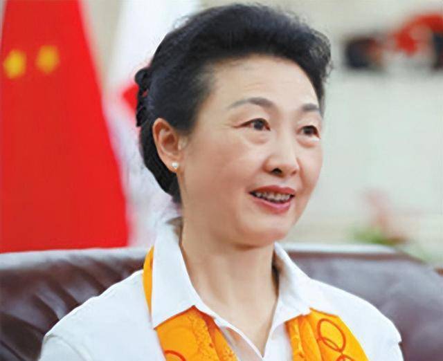 薇:曾经是歌手安东的嫂子,老公是她坚强的后盾_李凌薇_李凌伟_教练