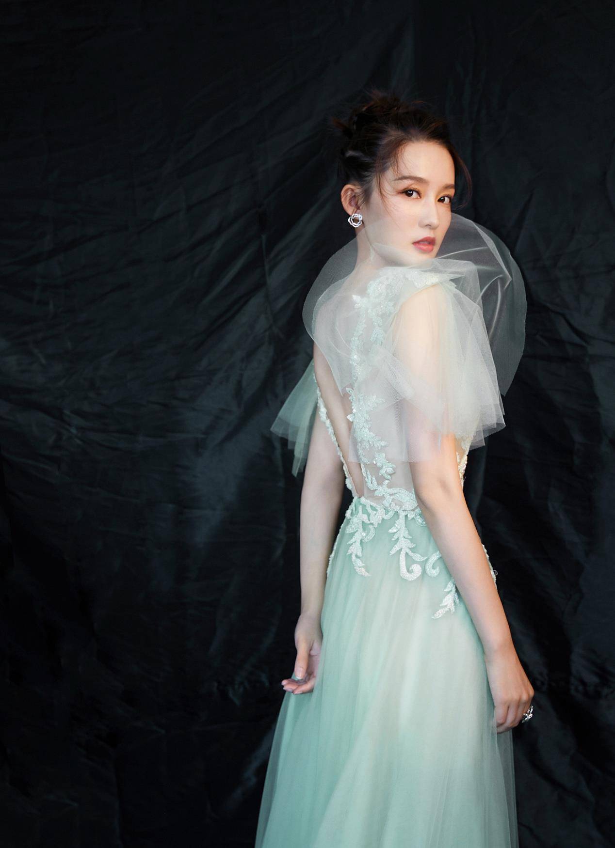 李沁清冷气质太解暑,翠绿渐变纱裙移不开眼,身材前v领太惊艳_时尚