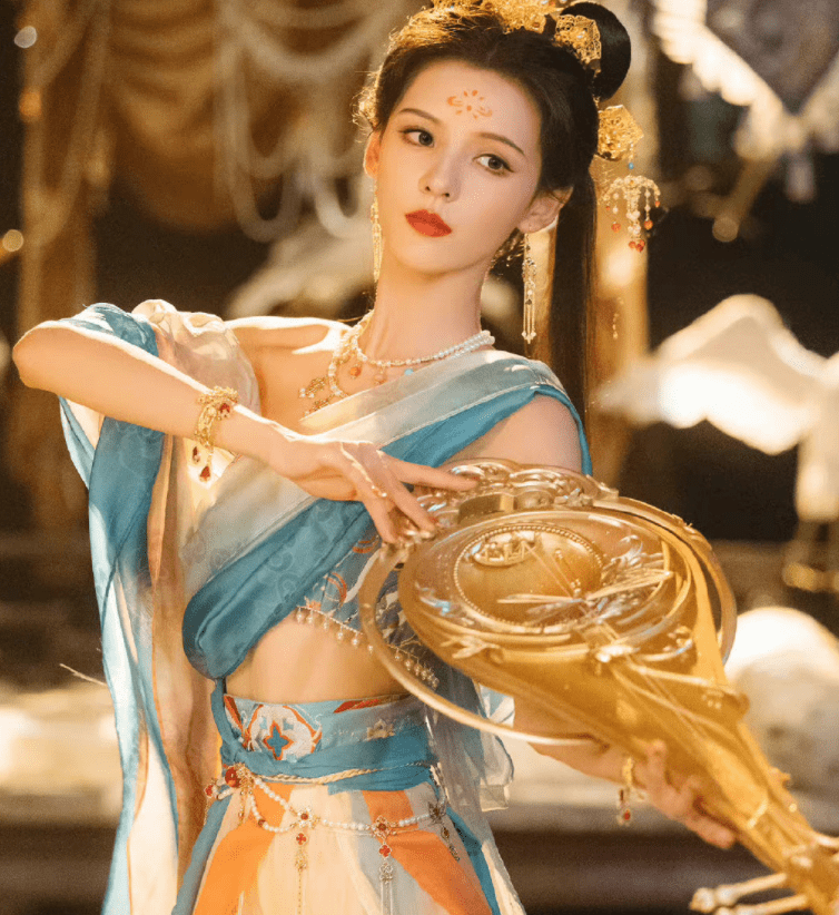 的时装cos服,一套是把宋徽宗名画《瑞鹤图》移植到时装的"瑞鹤"衣服