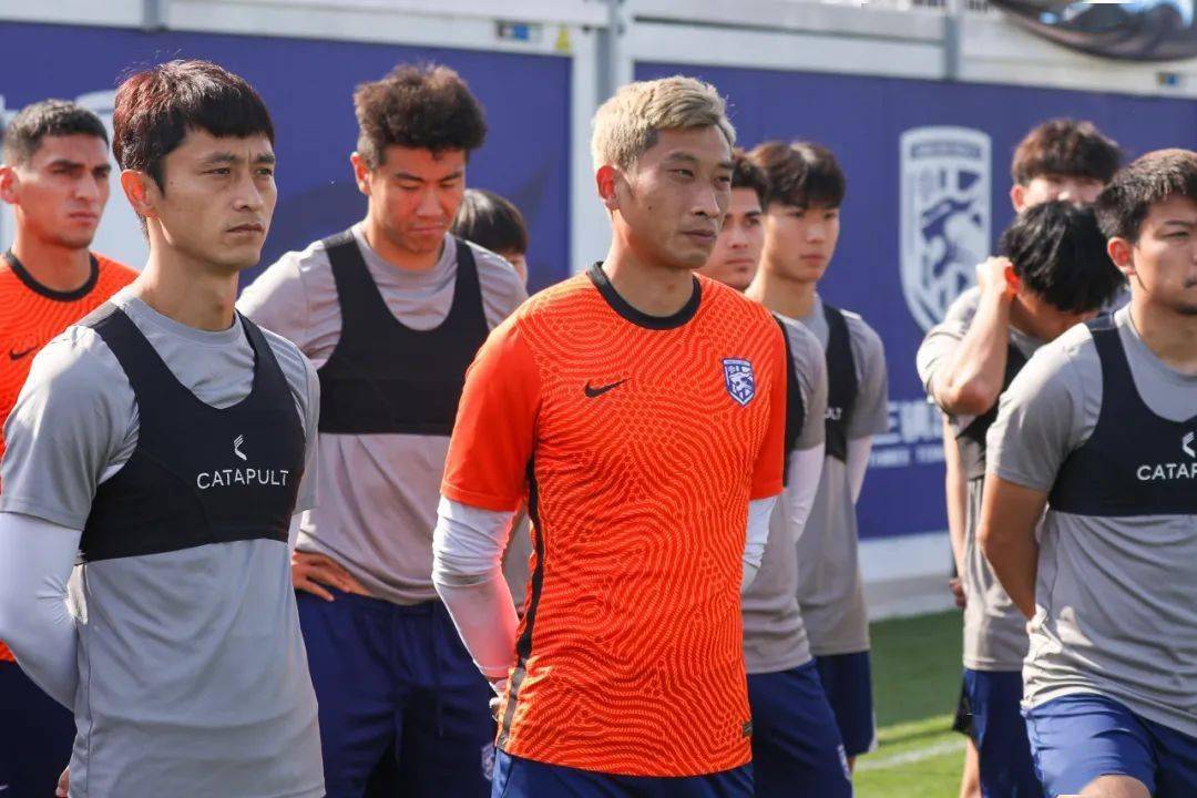 33岁的他迎来"中超首秀"_吴飞_武汉_球迷