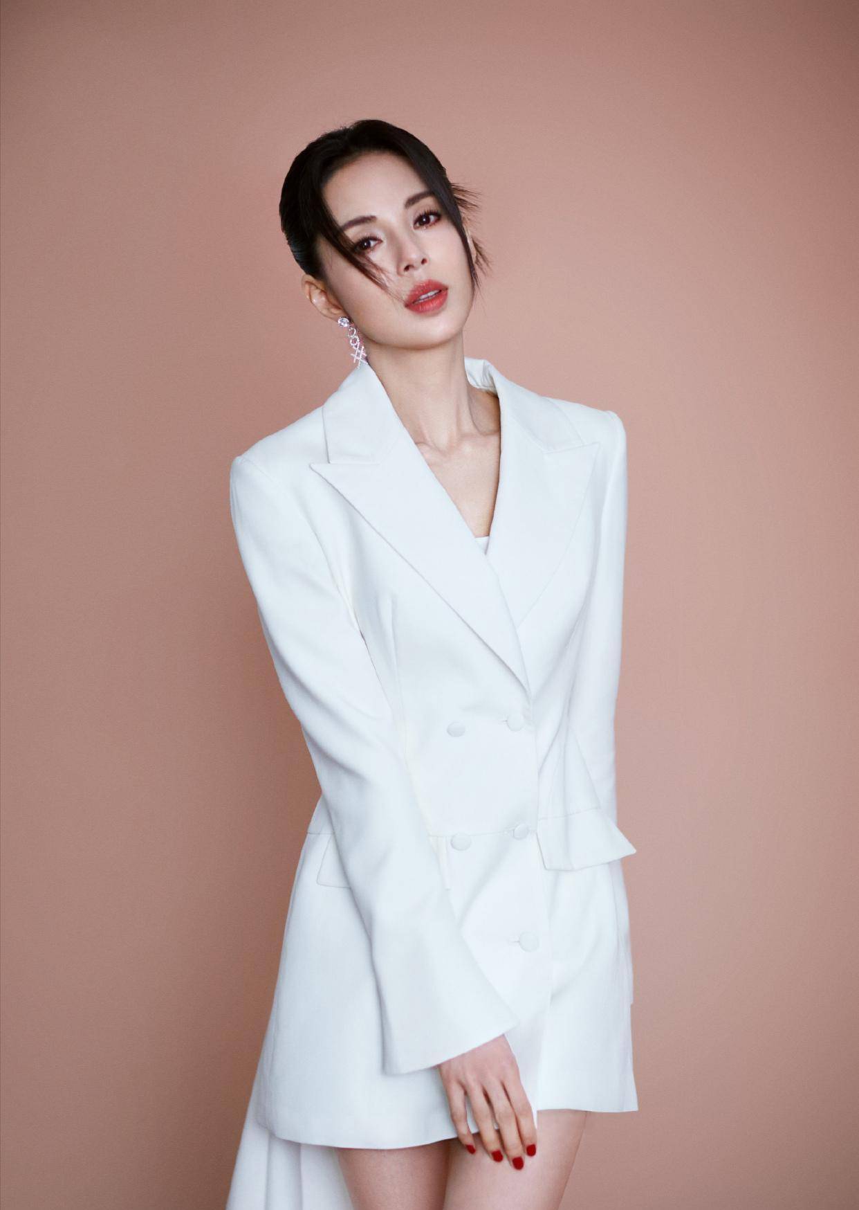 女星西装大片:万茜时尚太抢镜,景甜绿色成巅峰,李若彤白色惊艳_照片