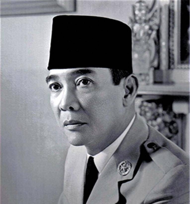 他是印度尼西亚国父,56岁时候爱上17岁少女,当场宣布:我老婆_苏加诺