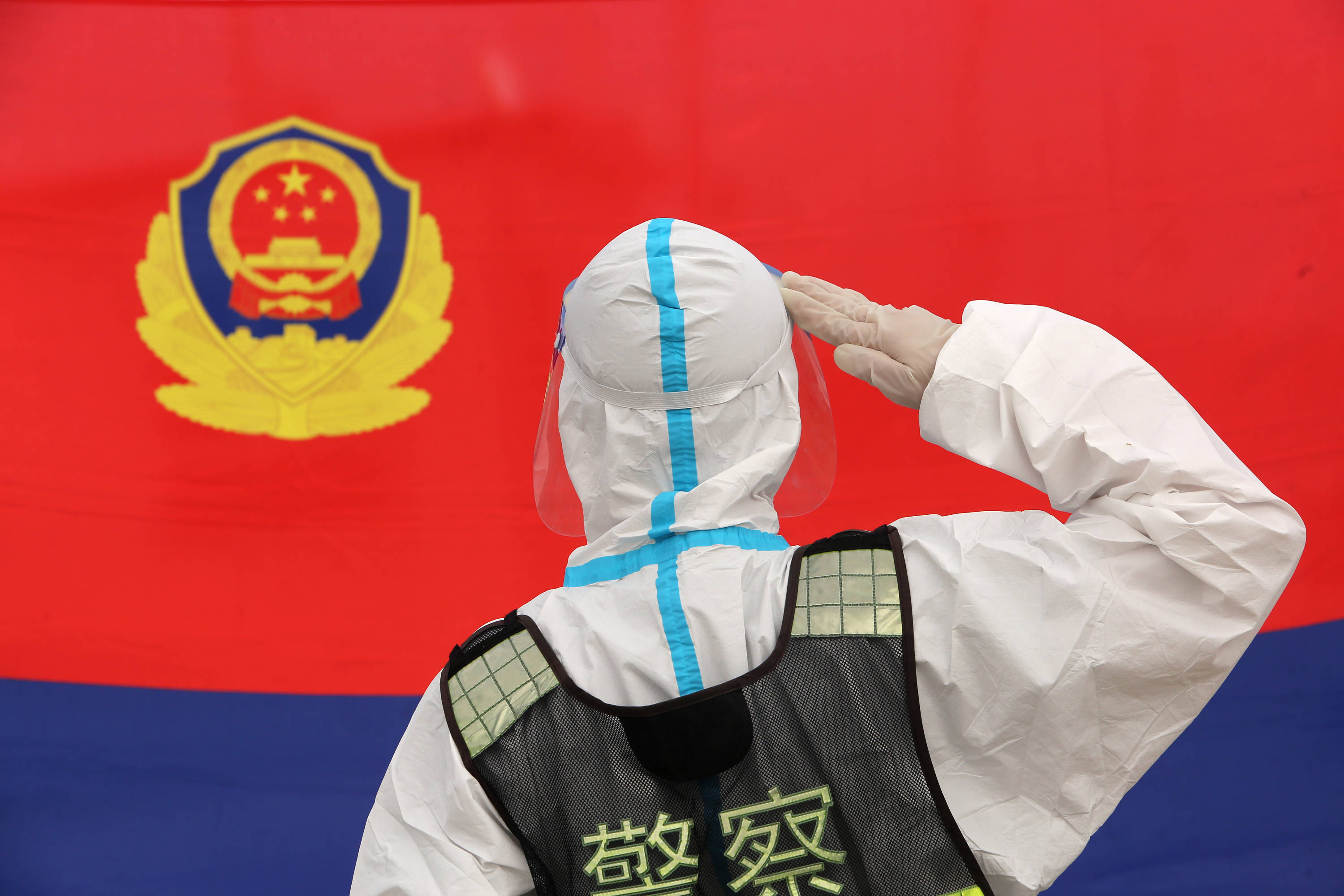 新疆霍尔果斯:警旗飘扬在岗位之上_市公安局_自治区_防疫