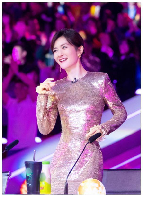 穿"香槟裙"配八字刘海优雅又减龄,美到骨子里_莎士比亚_风格_姐姐