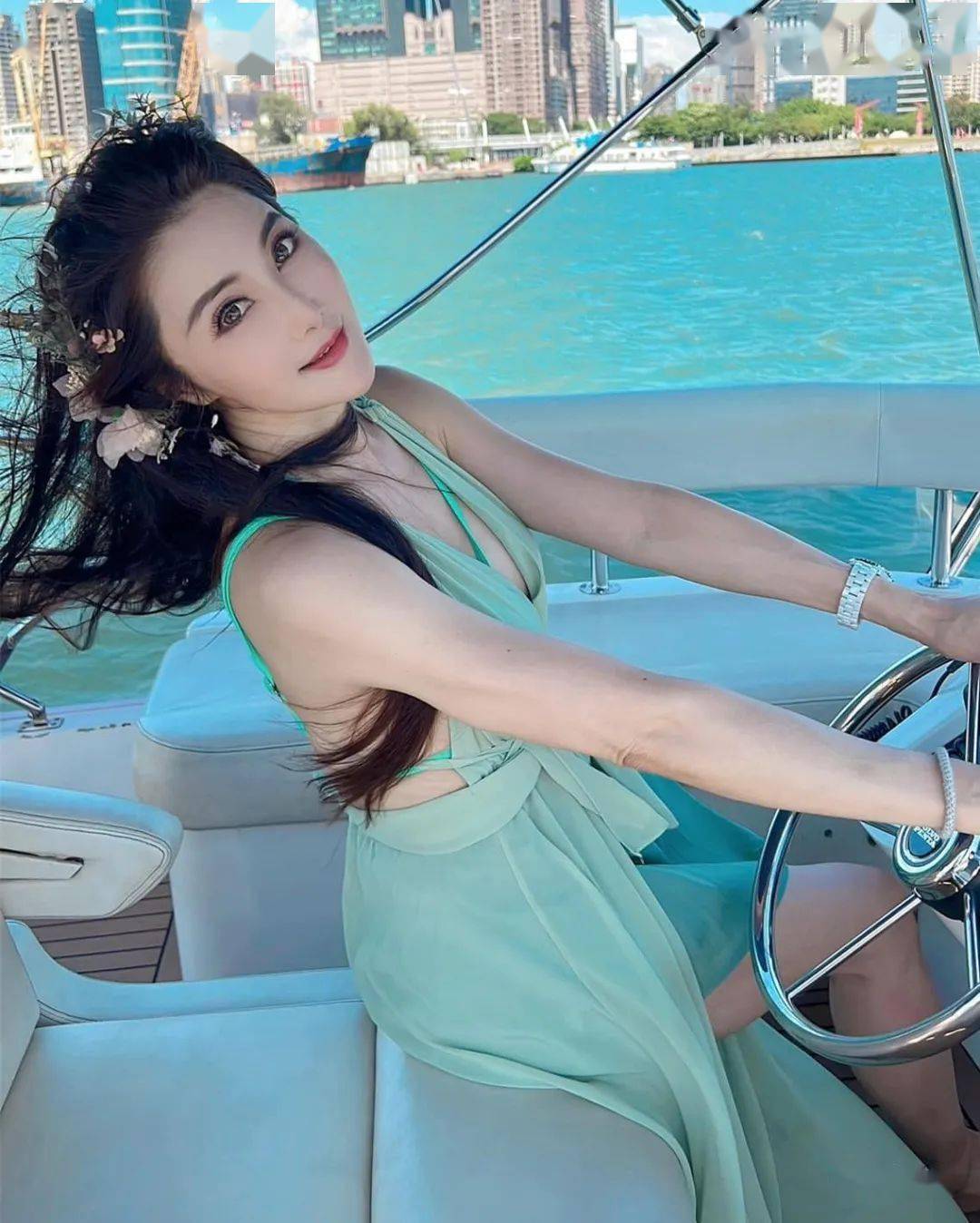 进入夏天后,杨丽菁一有空就去玩水,继日前去泳池游泳后,这一次她坐