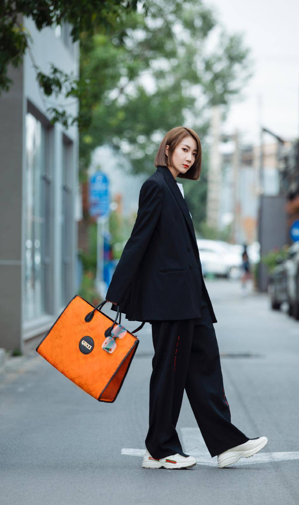 乃万这气场好飒,黑色男友风西装内搭白t,配阔腿裤帅气有型_造型_时尚