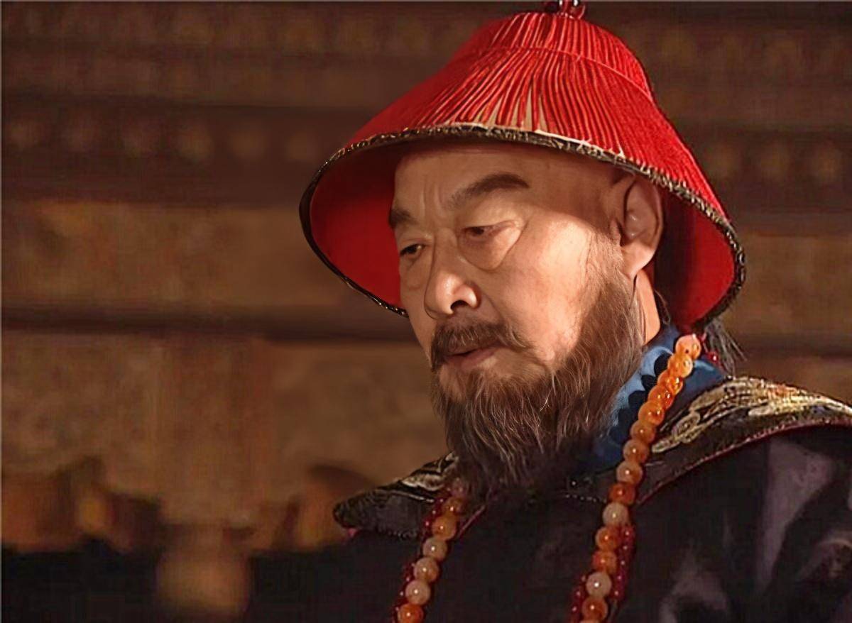 鳌拜算是正统出生于八旗子弟之家的贵族,他先是追随着皇太极,跟着