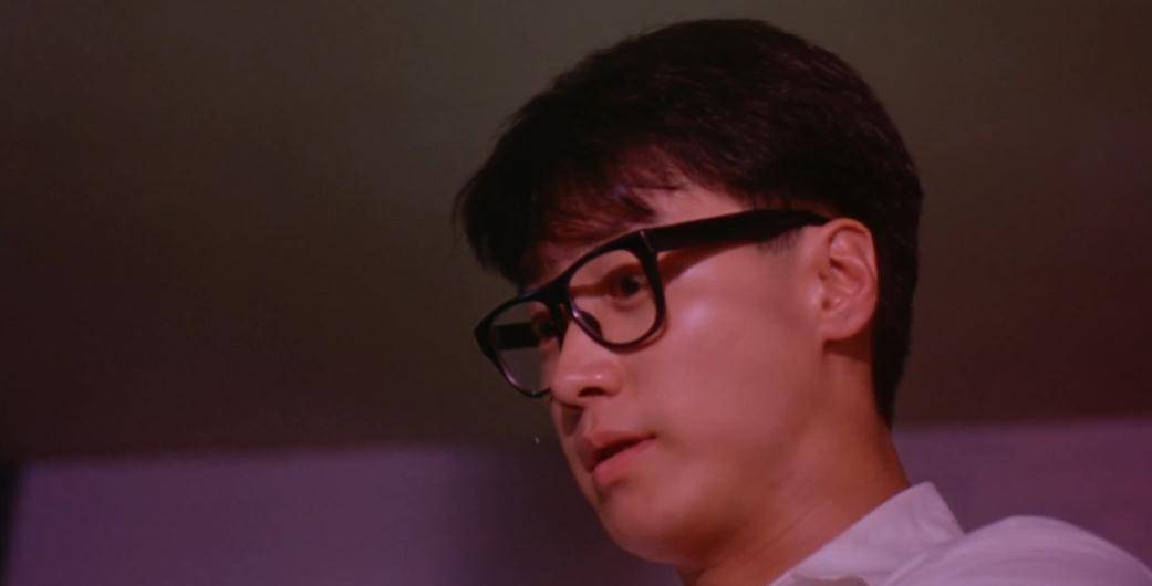 男人正是主角阿龙(黎明 饰),一名反妖兽特警,这次他奉命来追查一只在