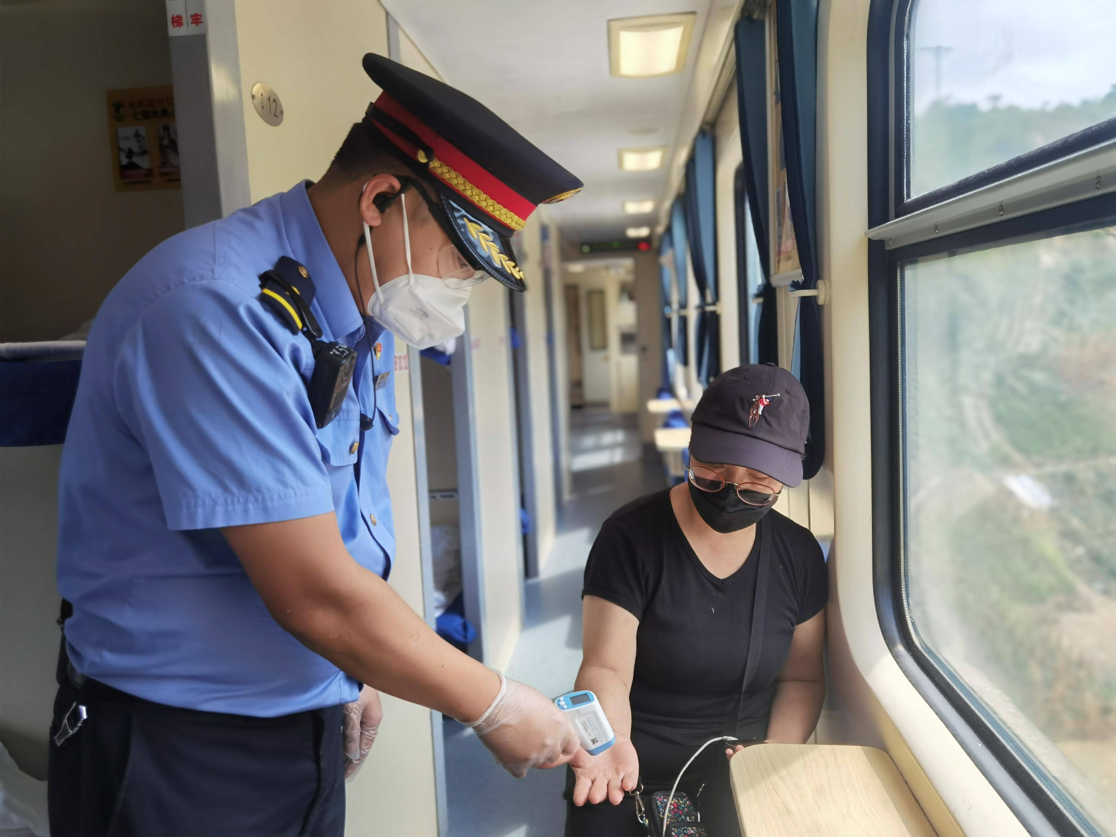 9年的高原列车值乘经历,让他对"责任"二字有了更深的理解.