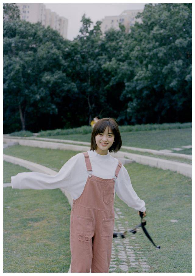 沈月高调回归,清新学生装演绎少女感,娃娃领衬衣真的绝_白色_衣服