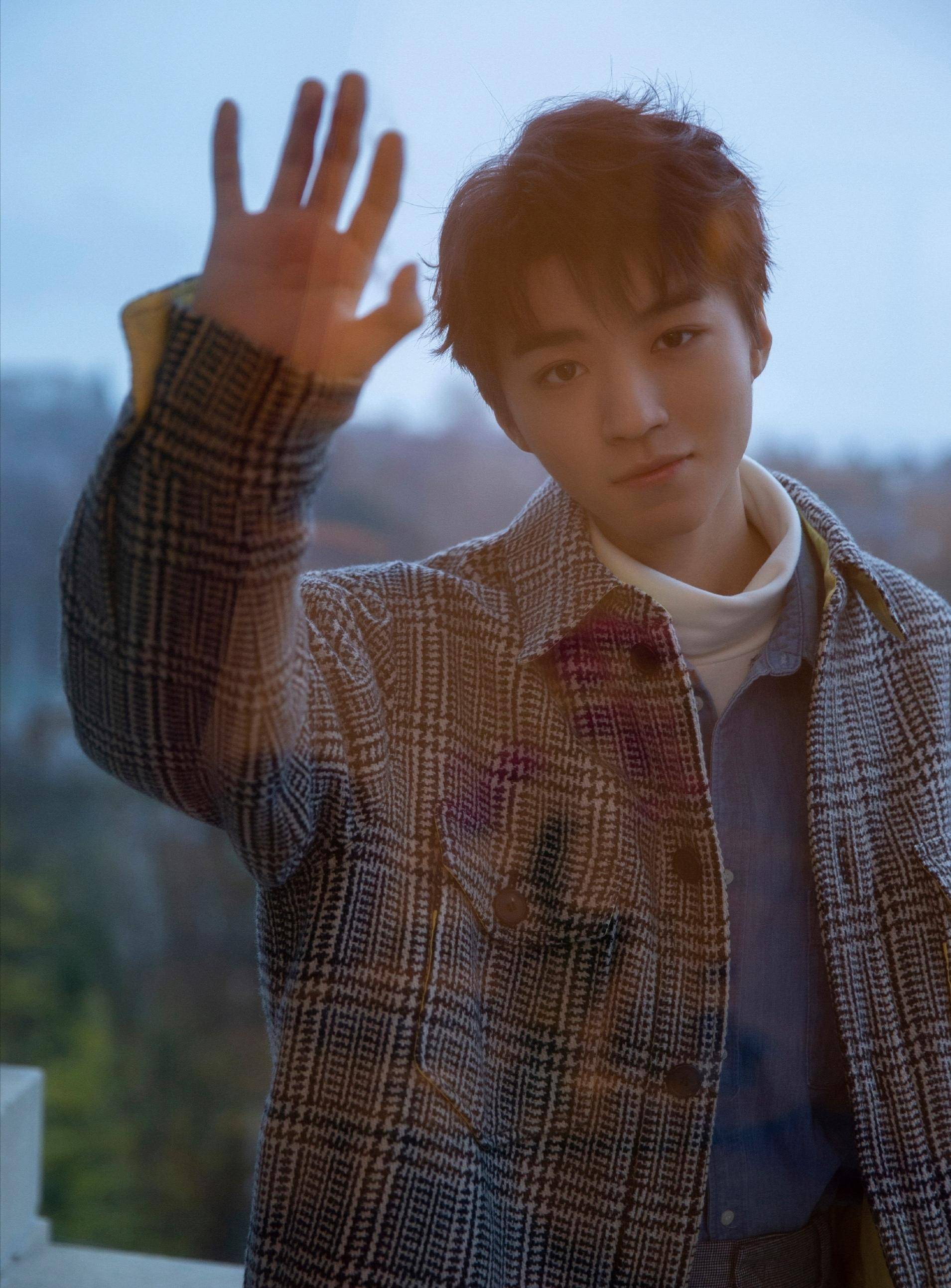 王俊凯易烊千玺打造时尚潮流装扮,一个青春阳光,一个帅气有型_条纹_深