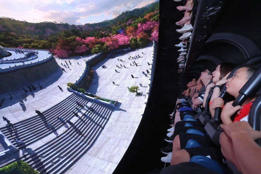 花车巡游,荧光跑,铁花秀等还有巨龙飞舞,怒海狂涛等31项设施感受激情