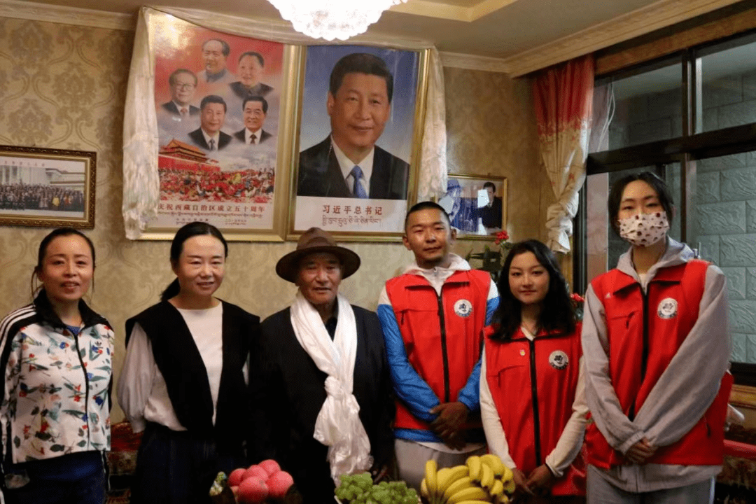 西藏自治区交通运输厅发布公众号王莹老师与顿珠前辈握手交通运输厅