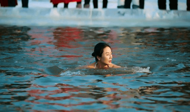 1月5日,刘叶琳来到哈尔滨冬泳,像往常一样,她依旧是众人眼里的焦点,一