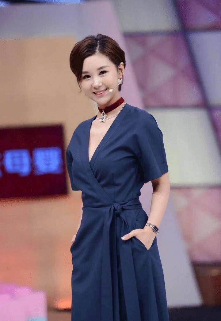 李小萌尝试大背头,穿白色连衣裙配高跟鞋又飒又美,气质出众_时候_感觉