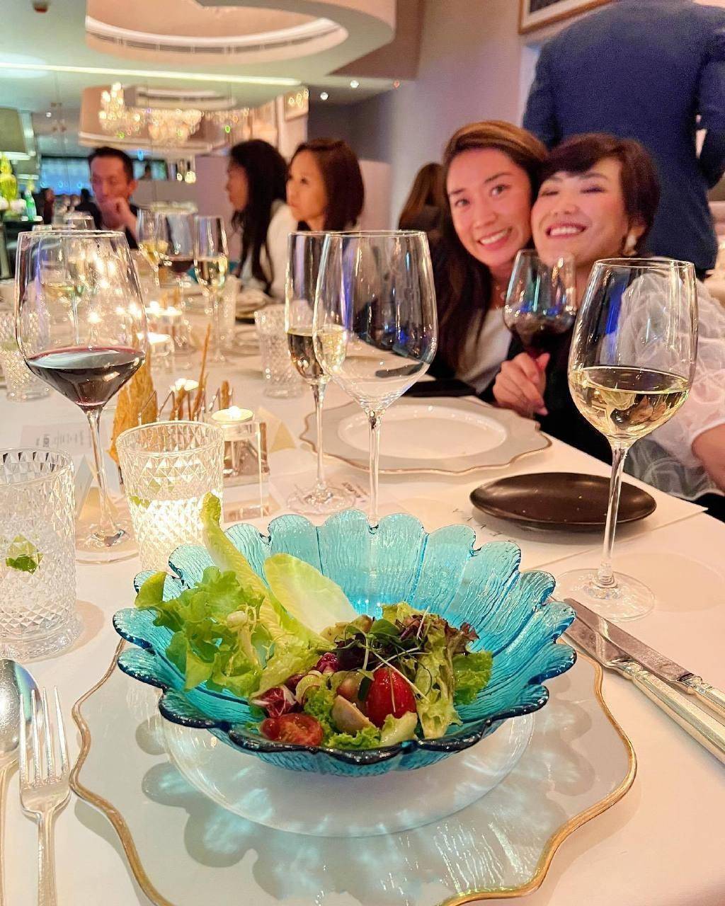 众阔太名媛聚餐,何超凤何超琼罕见同框,何超琼脸色红润没少喝酒_何超