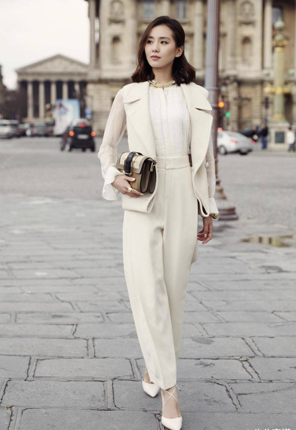 刘诗诗又穿火了"牛仔衬衫",搭配牛仔裤中性飒爽,酷炫帅气_身材_版型