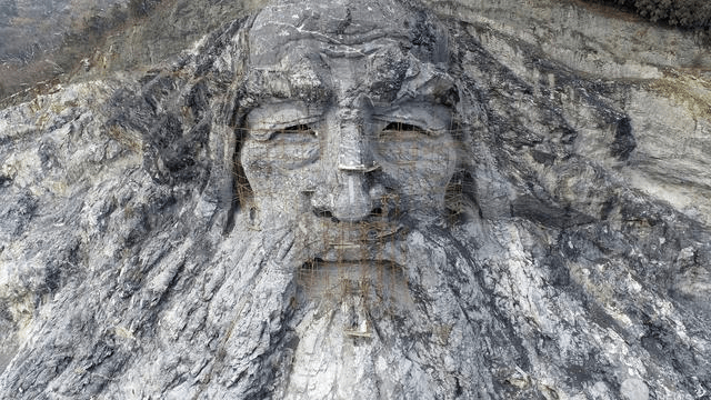 湖北花2.5亿，建国内最大山体雕像，一个鼻孔可站10人