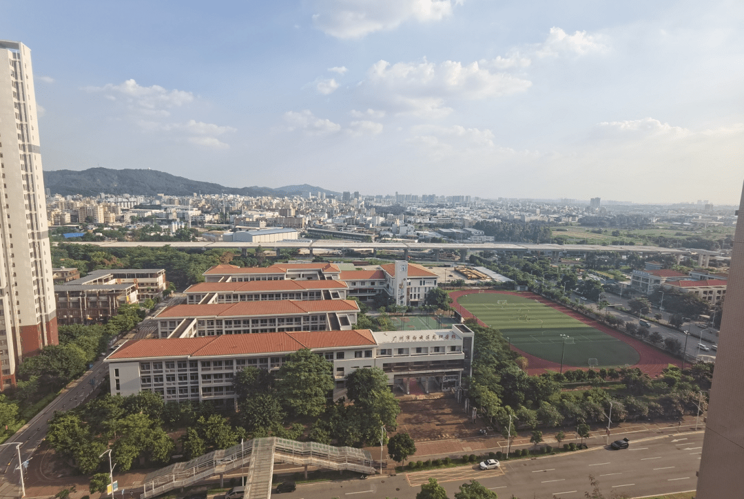 阳台南望龙归中学04,05,07,08户型为建面约75平两房,也有竖厅和横厅