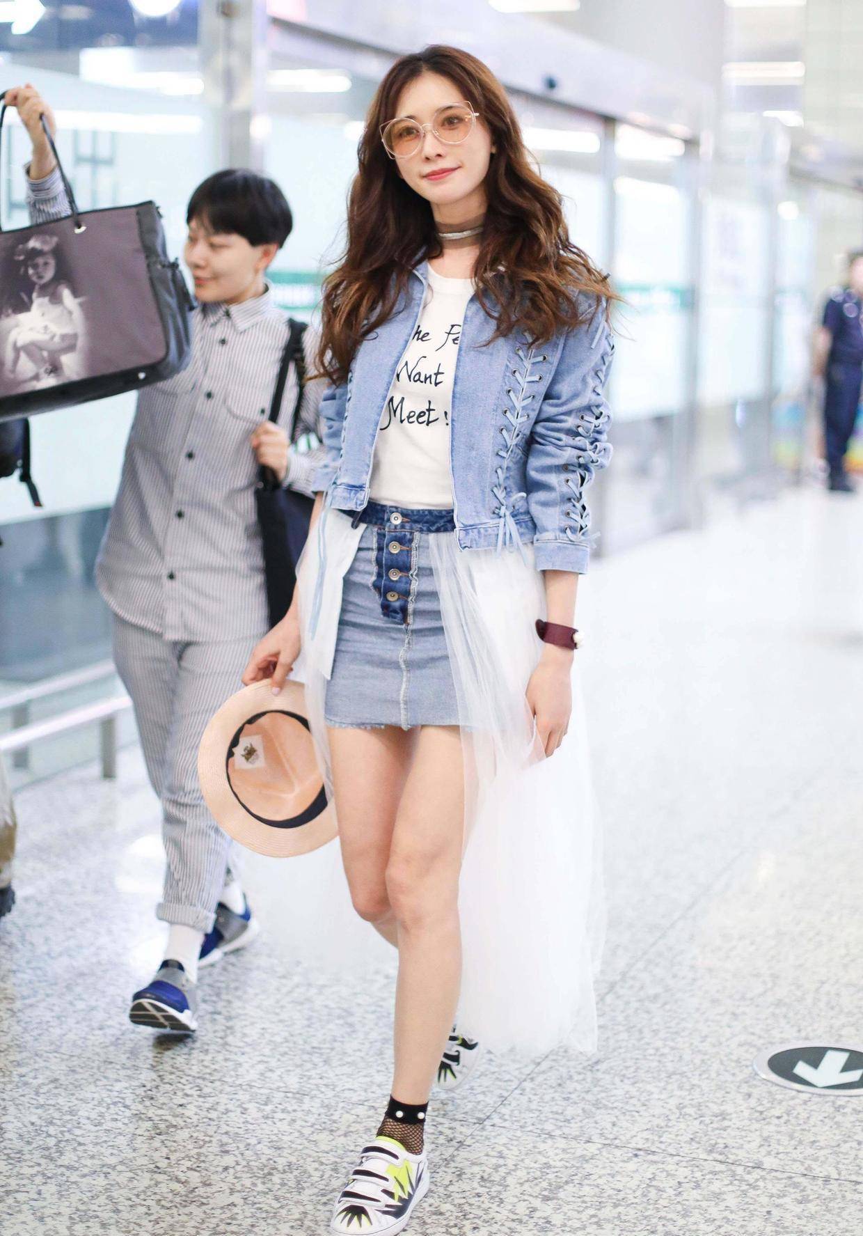 林志玲真"放得开",穿抹身材时尚连衣裙玩拳击,被模特身材迷住了_黑色