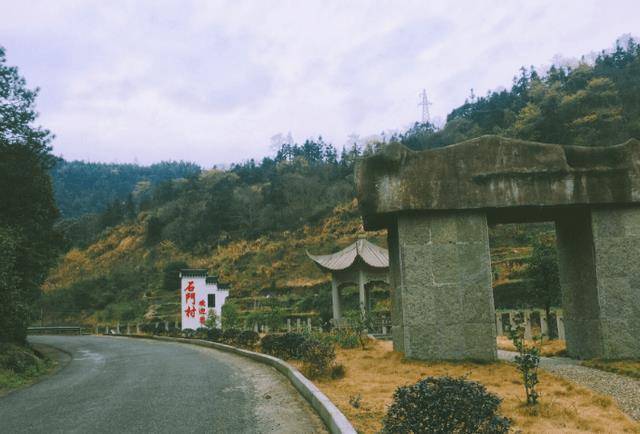 浙江藏了一特色古村，以“石头”为特色，还有千亩竹海，令人惊叹