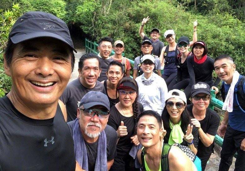 走心了:廖启智过世时周润发曾遭吐槽,安息日却带着故友照片爬山