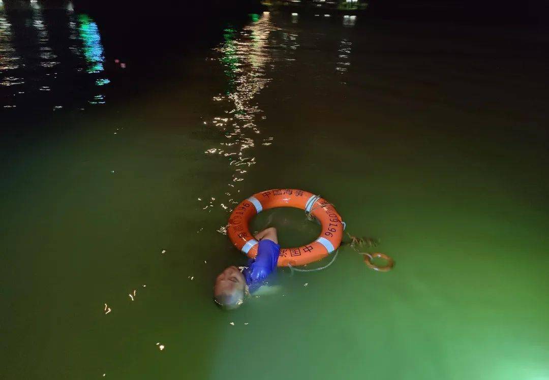 男子深夜从井岸大桥跳下!珠海海事紧急救援_斗门_人员_落水
