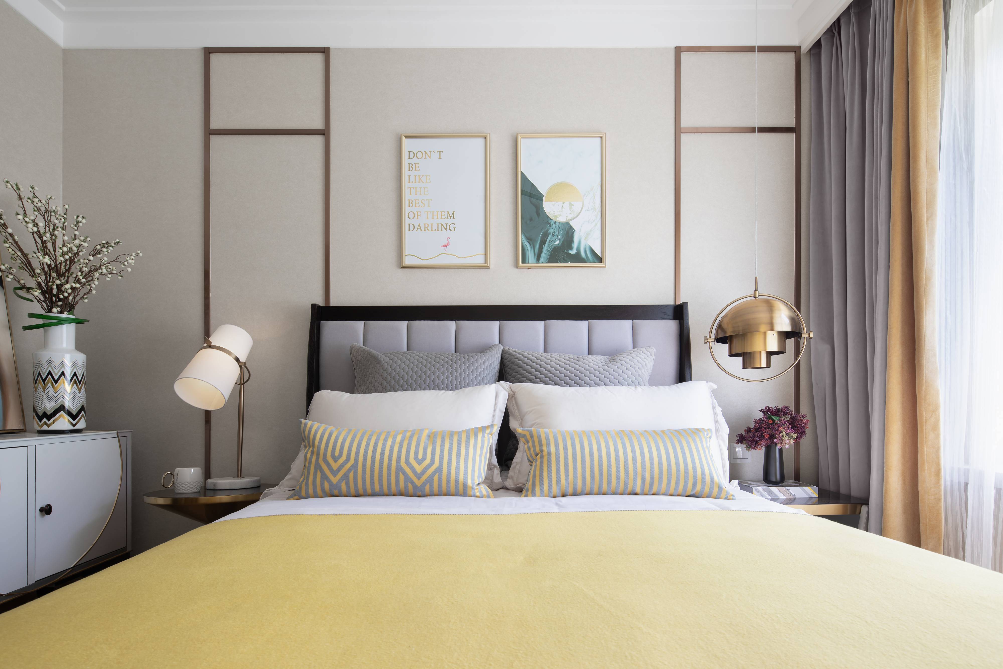 主卧卧室以柠檬黄为主色调,清新自然.