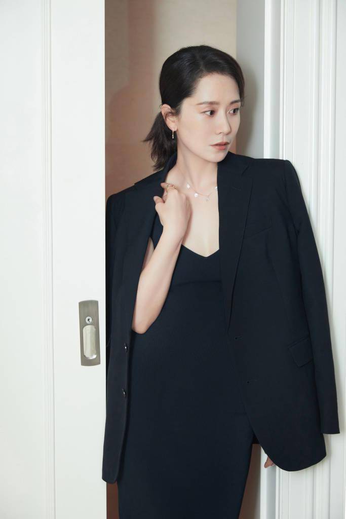 海清发布黑色西装套装写真 性感与高贵兼具气质迷人_写真_海清_套装