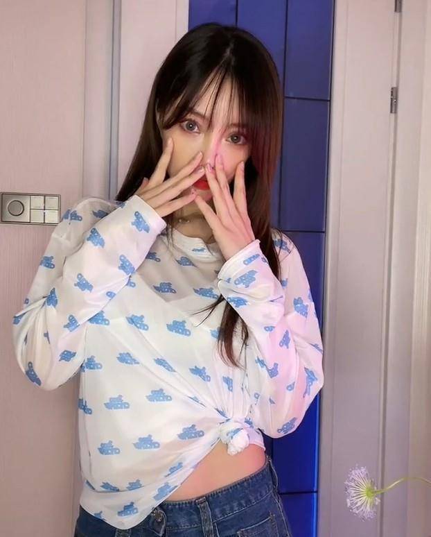 李小璐无戏可拍仍挺能折腾,穿露脐装秀腰博眼球,好身材确实惊艳_造型