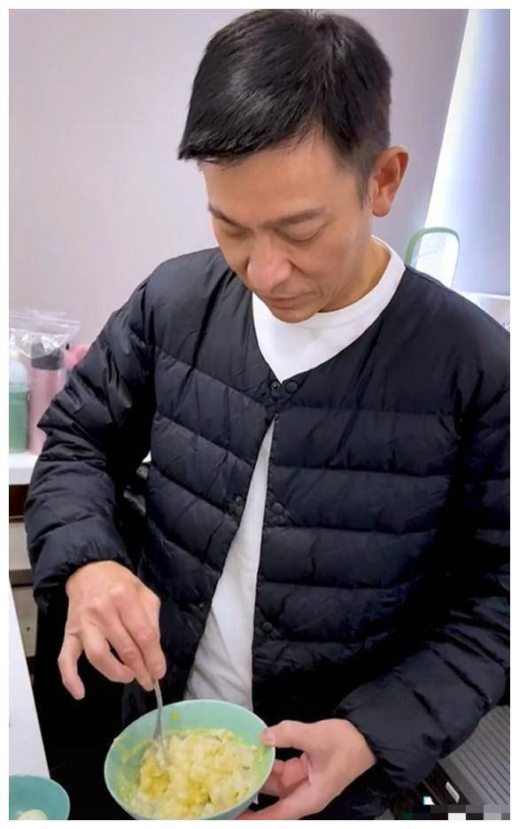 61岁刘德华拍视频秀厨艺,右手臂现出红色血迹,身体状况令人担_华仔