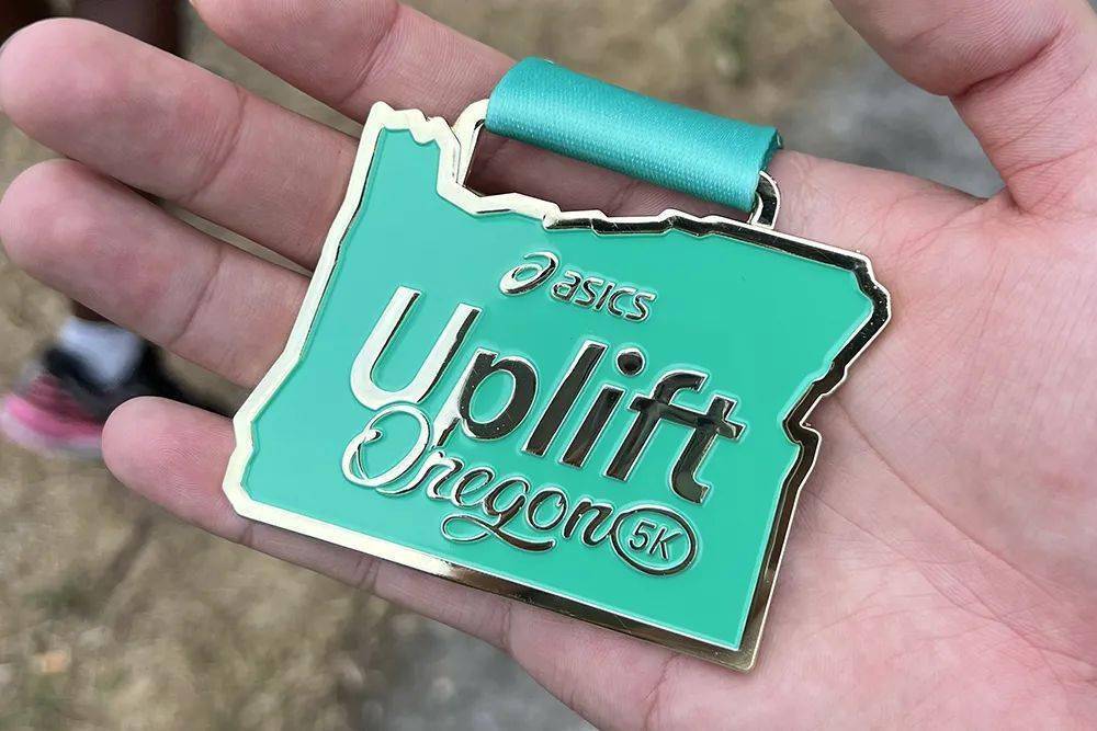 他参加的第一场赛事,就是和母校俄勒冈大学的鸭子吉祥物一起完成的