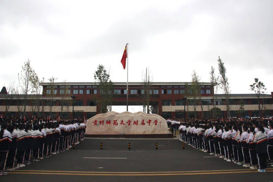 附属中学展现了酷暑中艰苦训练的成果和整齐划一的军体拳表演以强劲有