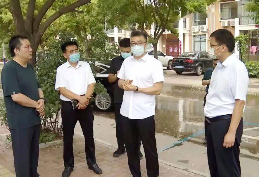 8月19日,内丘县委书记管志民到城区部分主次干道
