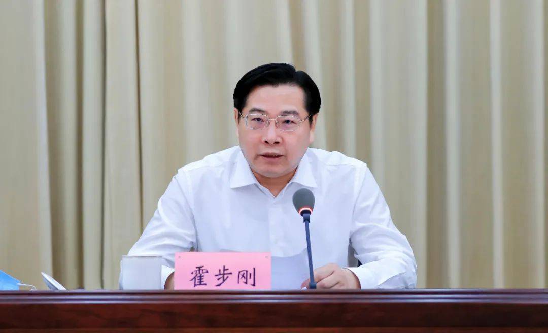 市委书记霍步刚主持会议并讲话.市委副书记,市长白英,市人大常委会