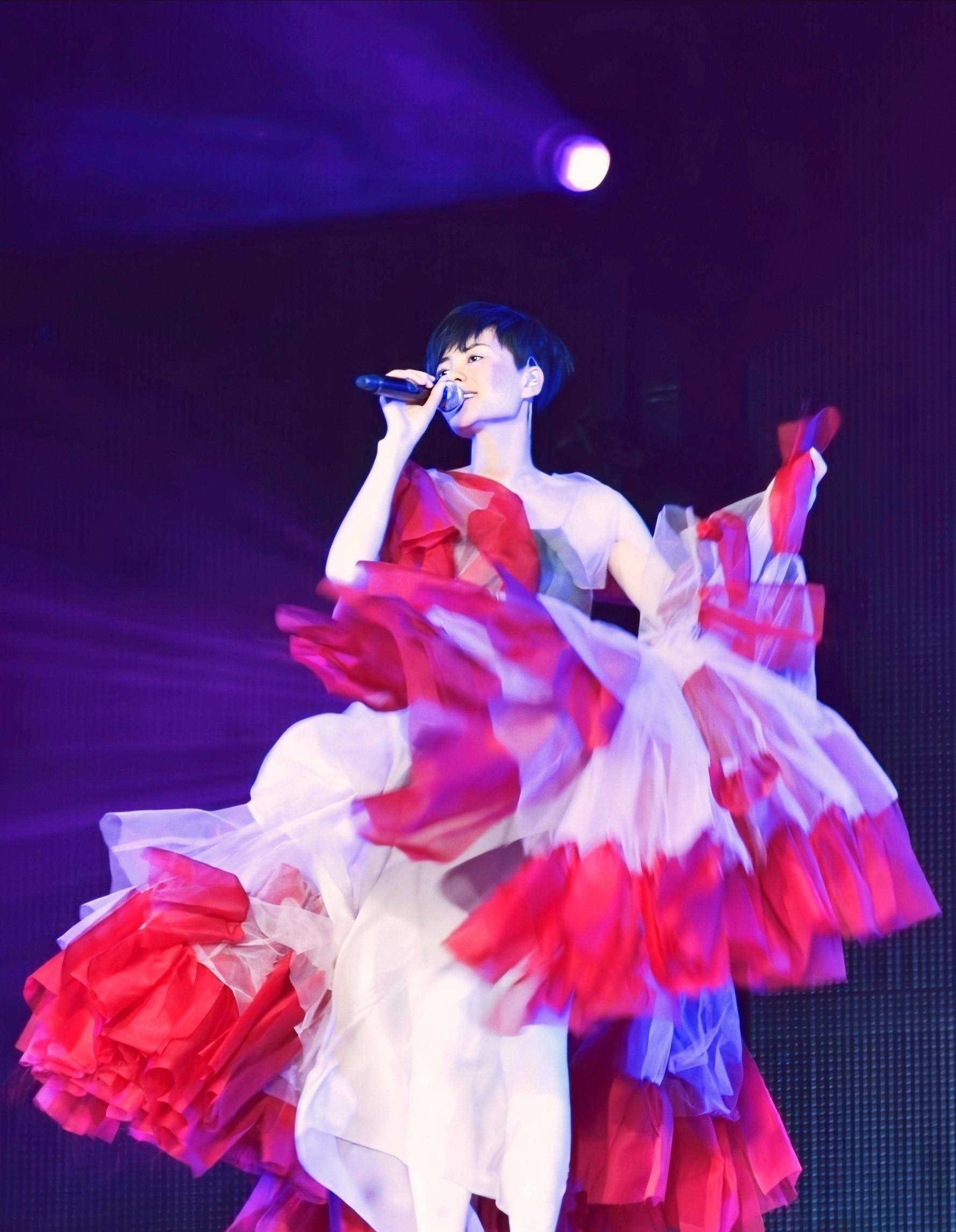 51岁王菲把自己穿老了,灰色短袖搭小黑裤,年过半百还这么有气质_设计