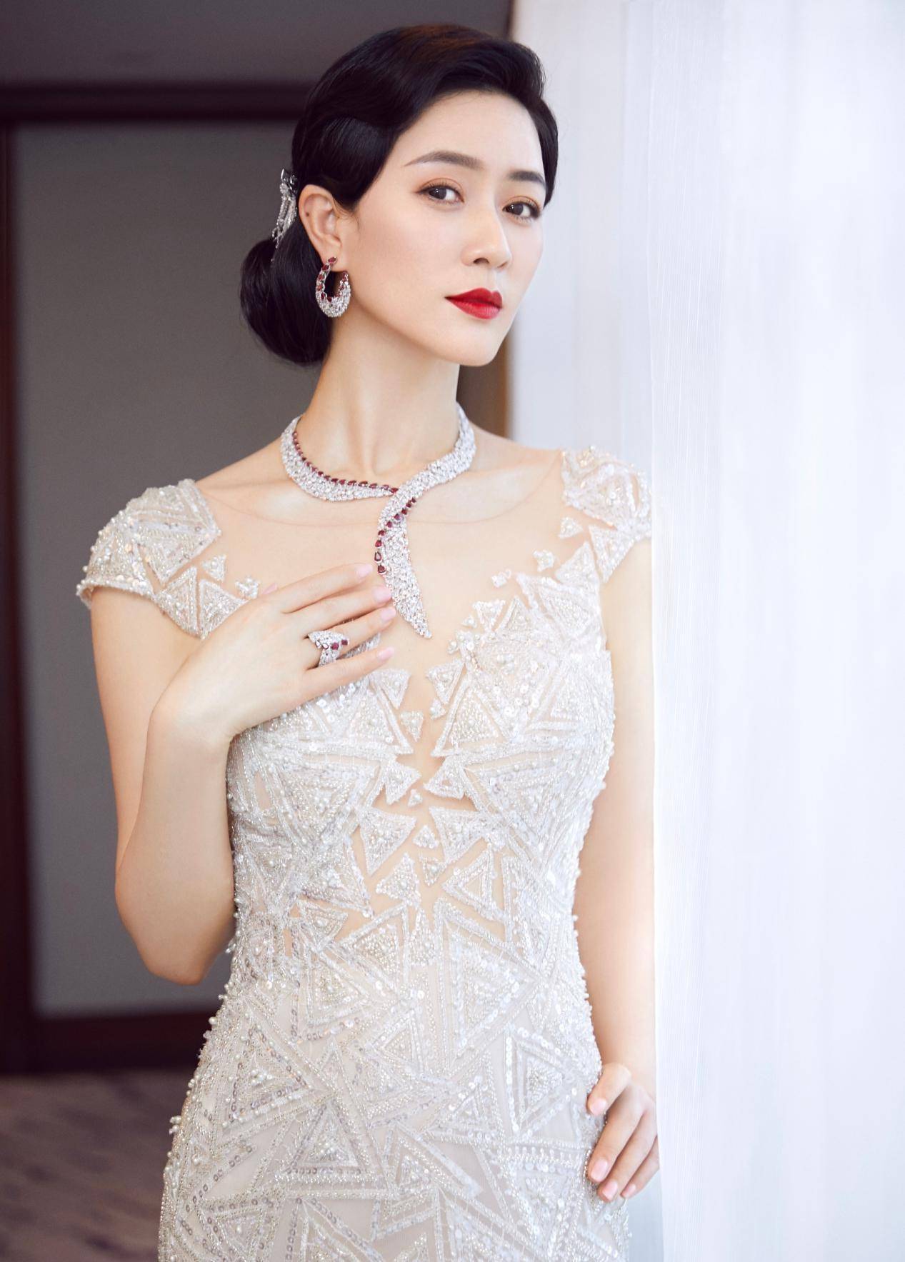 田海蓉赴巴黎看秀,一身黑色连体裤简洁利落,贵妇气质很明显_女生_礼服