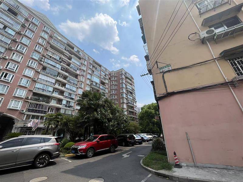 小区大门显示名称为"明丰佳园".