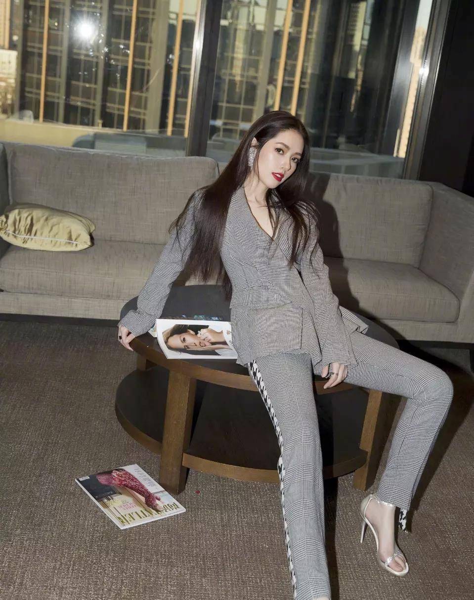 郭碧婷挑战条纹西装:知性干练不失霸气,简直是女星中颜值天花板_男人