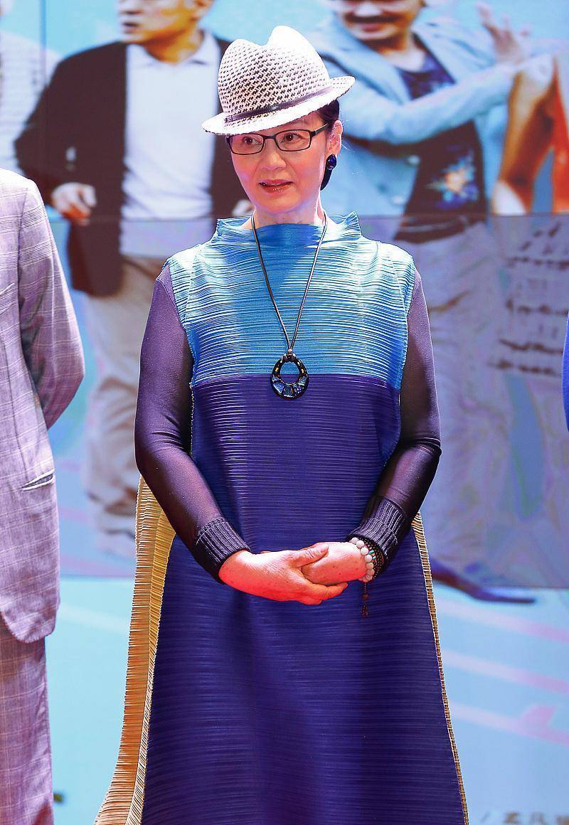 65岁潘虹依然孤傲,穿套裙配葡萄珍珠项链,贵族气质太深入人心_骨子里