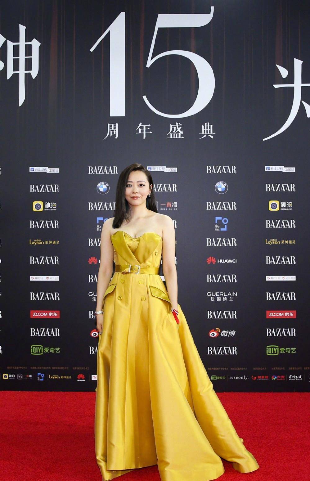 35岁的张靓颖美得出众,宝石蓝衬衫配半身裙,明艳动人美成少女_黑色