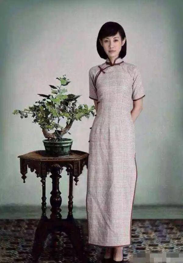 杨雪高清怼脸照,穿旗袍尽显古典大气美,脸部浮肿也盖不住气质_造型